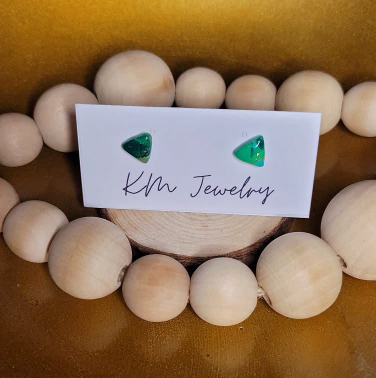 Lucky | 8mm | Stud | Triangle | Clay